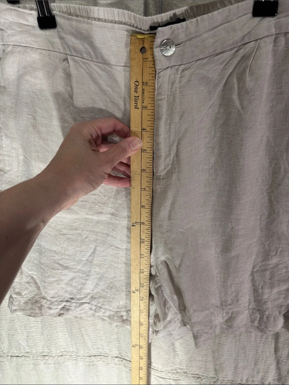 Tahari 100% Linen Cream Pleated Mid Rise Shorts Size Medium Coastal Resortwear